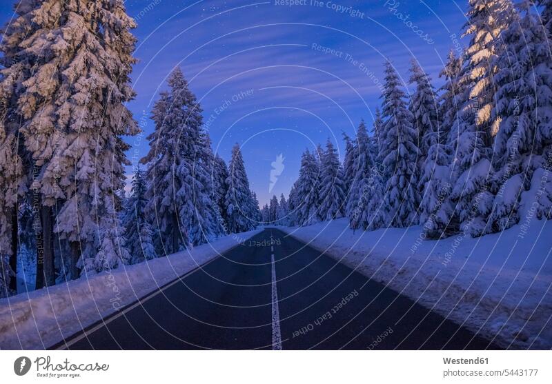 Deutschland, Niedersachsen, Nationalpark Harz, Landstraße im Winter lin am Abend Wolke Wolken abends winterlich Winterzeit Nationalparks ländliches Motiv