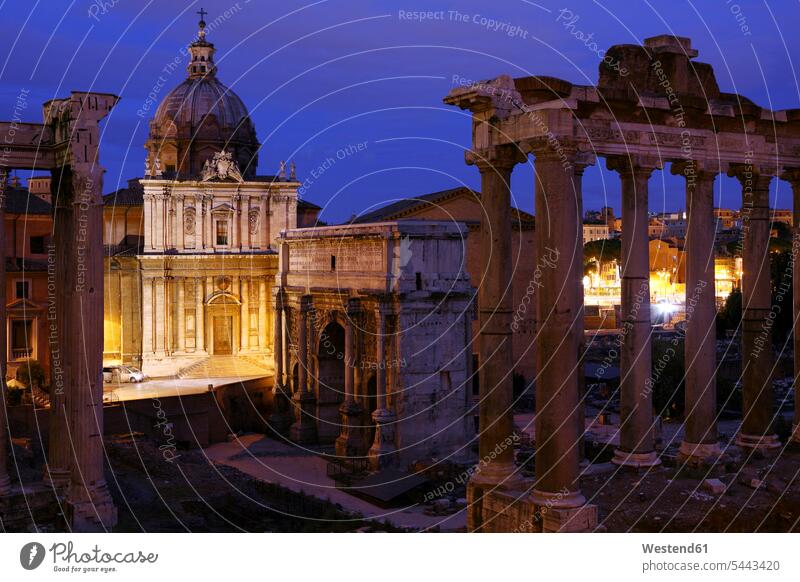 Italien, Rom, Vespasian- und Titus-Tempel und Kirche Santi Luca e Martina im Forum Romanum bei Nacht beleuchtet Beleuchtung Touristenattraktion
