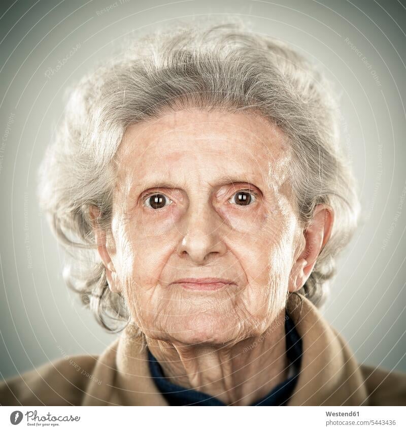Porträt einer älteren Dame ernst Ernst Ernsthaftigkeit ernsthaft ungestellt natürlich Portrait Porträts Portraits alt alte altes alter Seniorin Seniorinnen