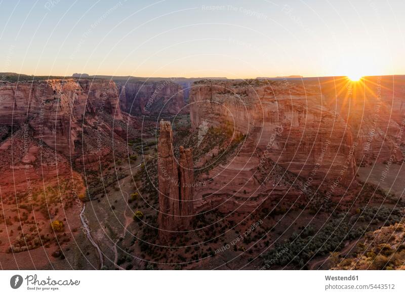 USA, Arizona, Navajo-Nation, Chinle, Canyon de Chelly National Monument, Spider-Rock-Nadel bei Sonnenaufgang Fels Felsen Außenaufnahme draußen im Freien