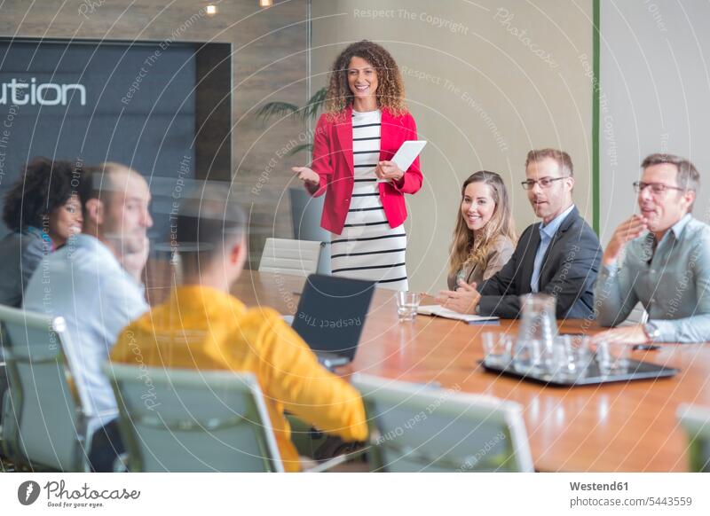 Geschäftsfrau leitet eine Sitzung im Sitzungssaal Büro Office Büros Meeting Business Meeting Konferenzraum Konferenzraeume Konferenzräume Kollegen