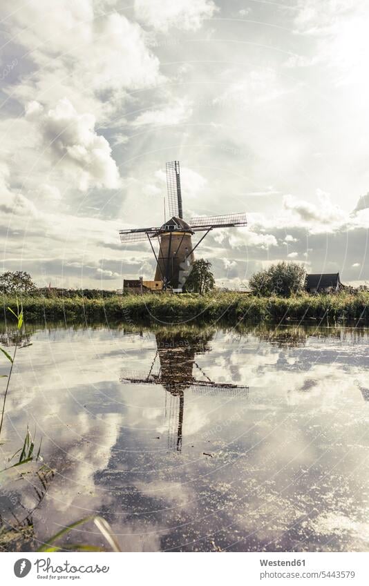 Niederlande, Kinderdijk, Windmühle Kinderdijk Wolke Wolken Wasserspiegelung Wasserspiegelungen Natur Außenaufnahme draußen im Freien Architektur Baukunst