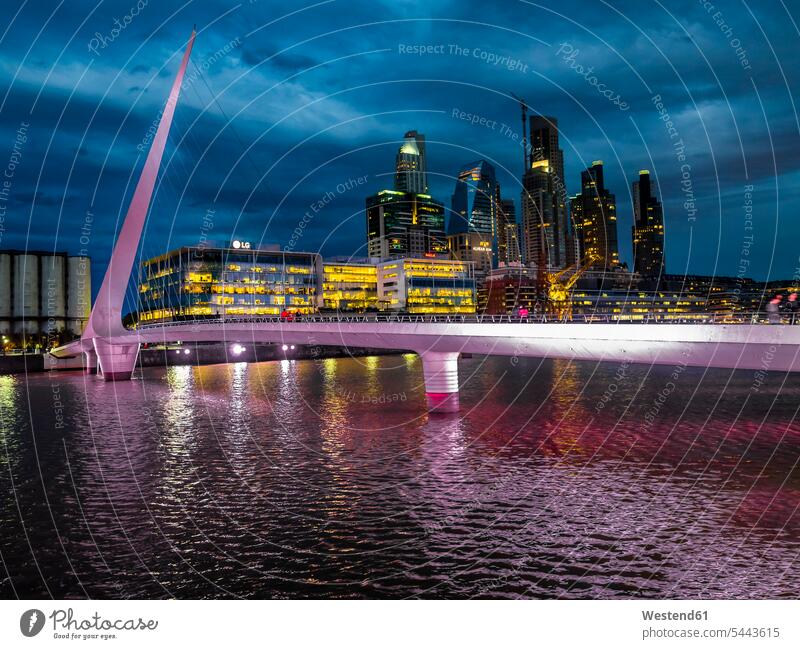 Argentinien, Buenos Aires, Puerto Madero, Dock Sud mit Puente de la Mujer bei Nacht beleuchtet Beleuchtung Außenaufnahme draußen im Freien Architektur Baukunst