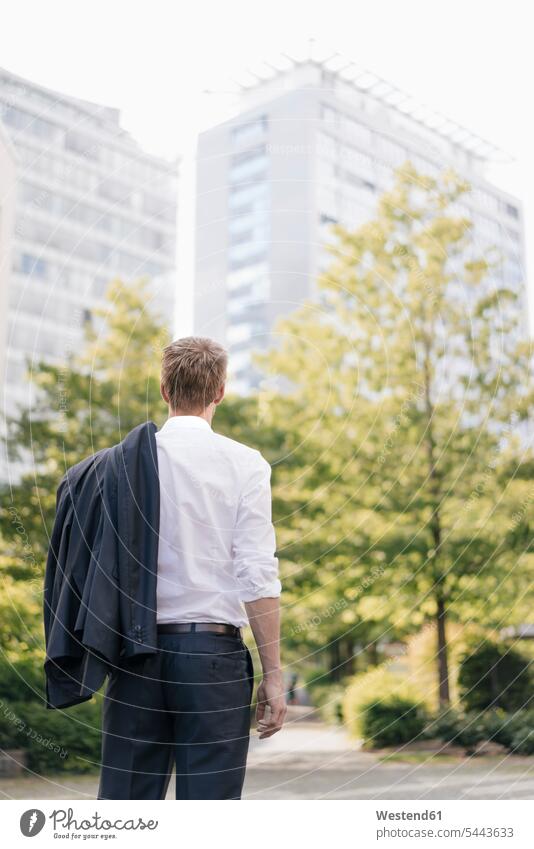 Rückansicht eines Geschäftsmannes mit Blick auf Bürogebäude Businessmann Businessmänner Geschäftsmänner Bürohaus Bürohäuser Geschäftsleute Geschäftspersonen