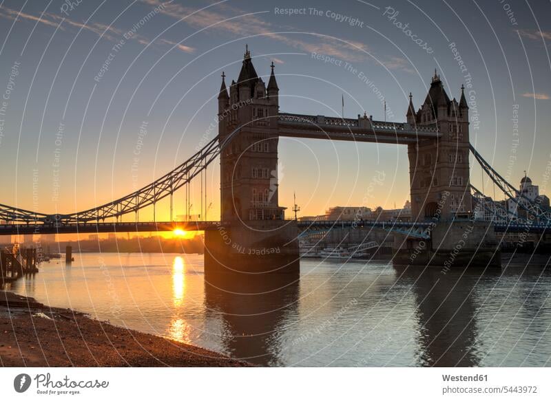 Großbritannien, London, Themse mit Tower Bridge bei Sonnenuntergang Hauptstadt Hauptstaedte Hauptstädte Gebäude Sonnenuntergänge Außenaufnahme draußen im Freien