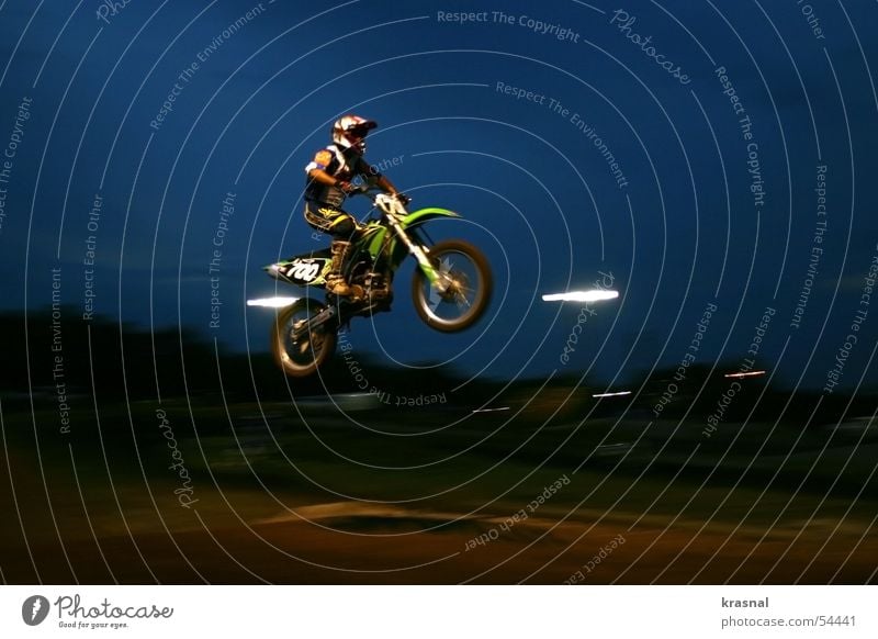 motocross jump Mountainbike springen extrem Freizeit & Hobby Motocrossmotorrad motorcycle mid air Sport dirt Außenaufnahme hoch gefährlich Risiko dunkel Abend