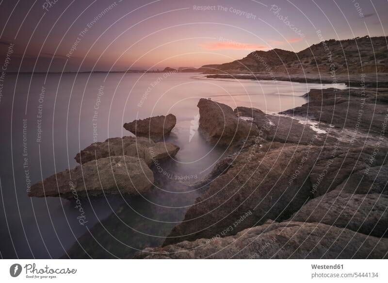 Spanien Alicante, Felsküste in der Abenddämmerung abends Meer Meere Ufer Weite Textfreiraum weit Stille still lautlos Lautlosigkeit Schönheit der Natur