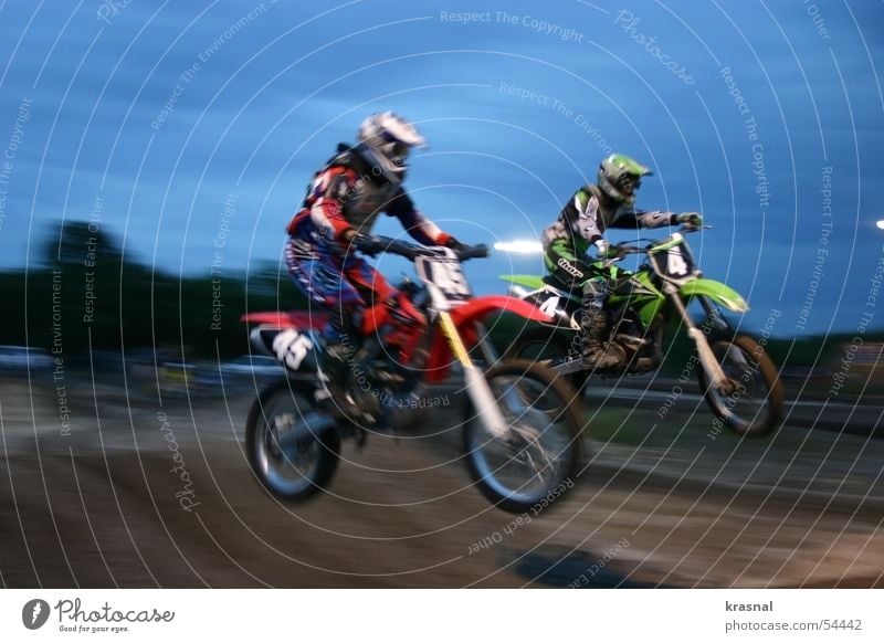 dual bike jump Mountainbike springen extrem Freizeit & Hobby moto motorcycle mid air Sport dirt Außenaufnahme Bewegungsunschärfe Air Abend Mut gefährlich Risiko
