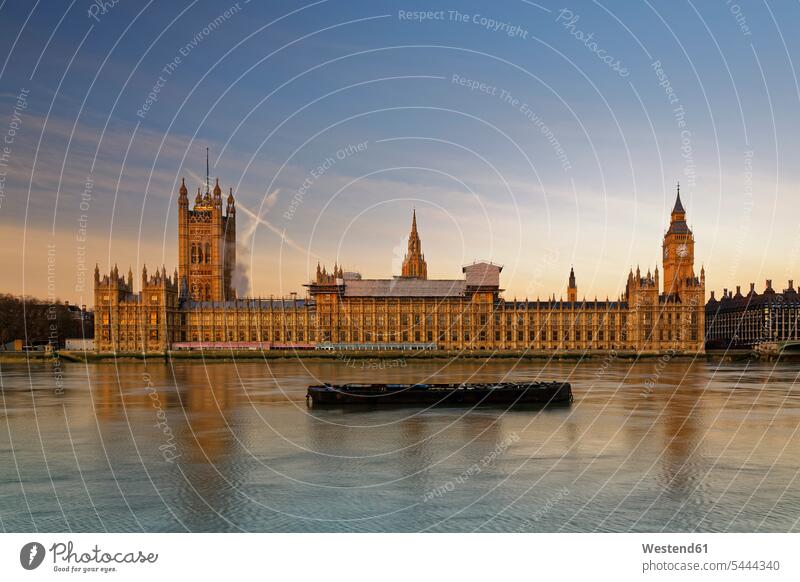 Großbritannien, London, Themse, Big Ben und Parlamentsgebäude in der Abenddämmerung Hauptstadt Hauptstaedte Hauptstädte Gebäude Außenaufnahme draußen im Freien