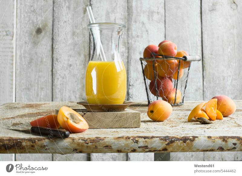 Aprikosen-Smoothie in Karaffe Food and Drink Lebensmittel Essen und Trinken Nahrungsmittel Drahtkorb Saft Saefte Säfte Aprikosensmoothie Orange Citrus sinensis