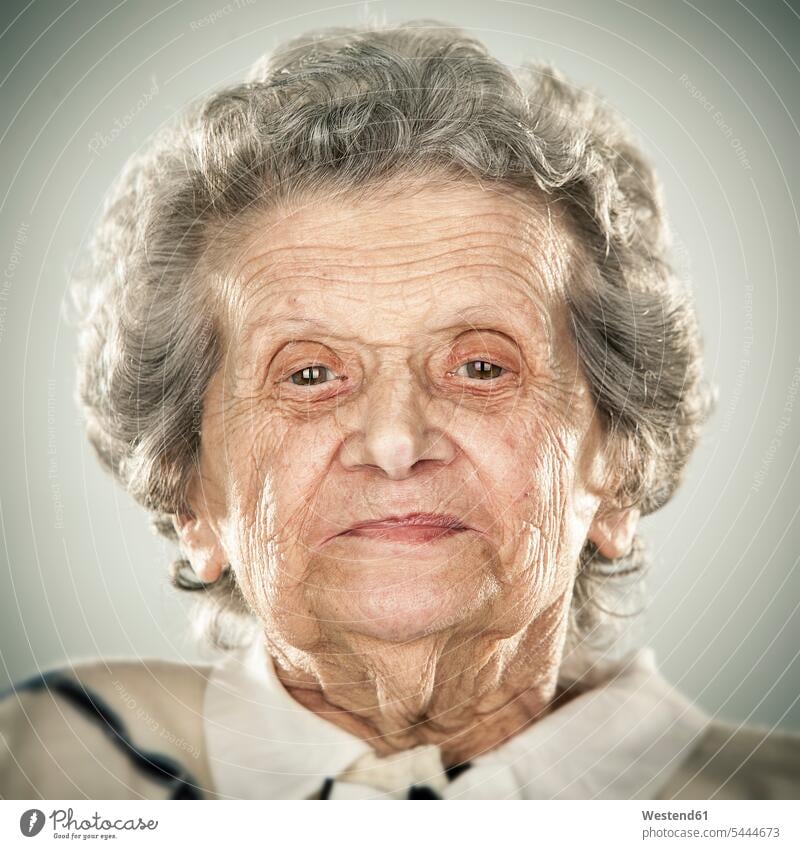 Porträt einer älteren Dame Stolz stolz sein Portrait Porträts Portraits alt alte altes alter ungestellt natürlich Seniorin Seniorinnen Senioren Frau weiblich