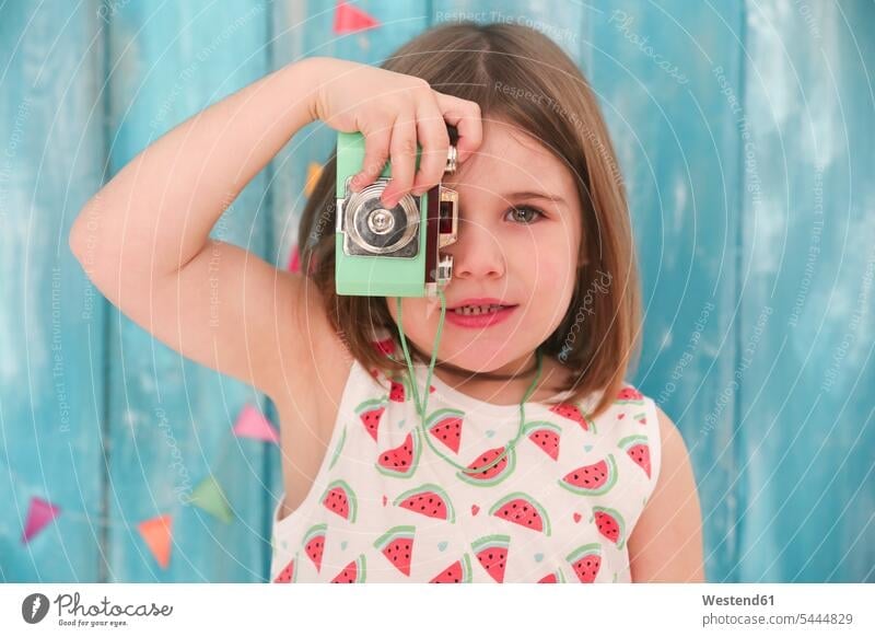 Porträt eines kleinen Mädchens beim Spielen mit einer Oldtimer-Spielzeugkamera spielen Fotoapparat Kamera Fotokamera weiblich Kind Kinder Kids Mensch Menschen