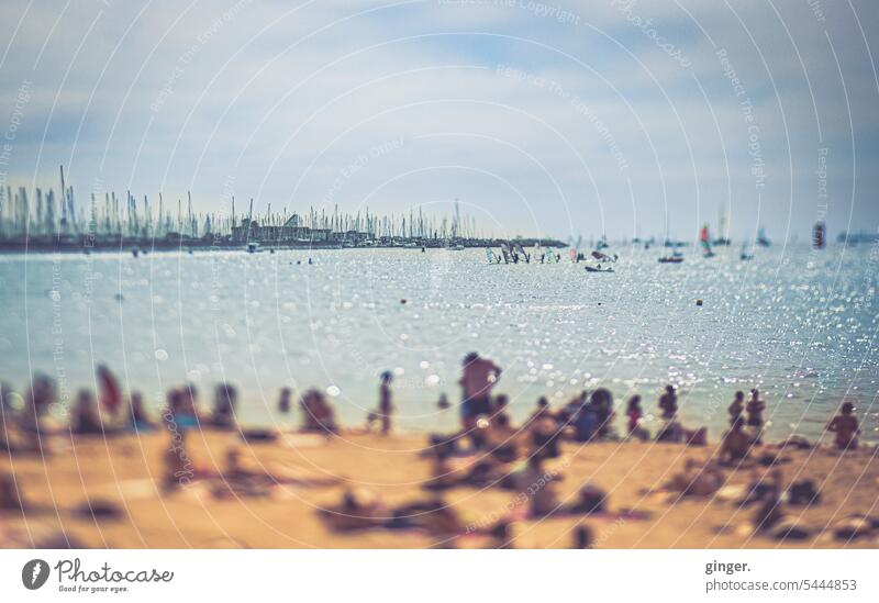 Strandleben - La Rochelle / Île de Ré - Frankreich (Lensbaby) Küste Meer Ferien & Urlaub & Reisen Sommer Tourismus Erholung Wasser Sand Urlaubsstimmung