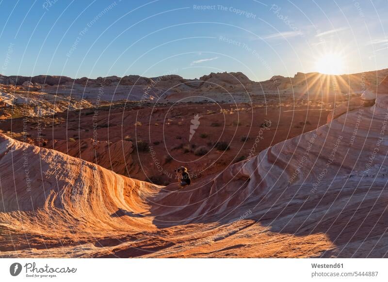 USA, Nevada, Valley of Fire State Park, Frau beim Fotografieren von Buntsandstein- und Kalksteinfelsen der Feuerwelle Trekking Trecking Aktivität Aktivitaet