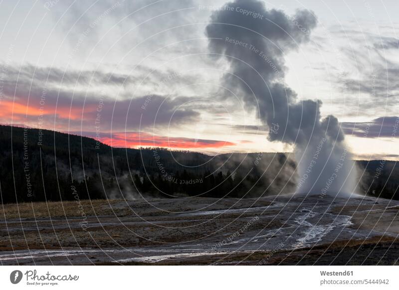 USA, Yellowstone Park, Wyoming, Ausbruch des Old Faithful Geyser Bewegung sich bewegen bewölkt Bewölkung Wolke bedeckt Wolken Bewoelkung wolkig bewoelkt