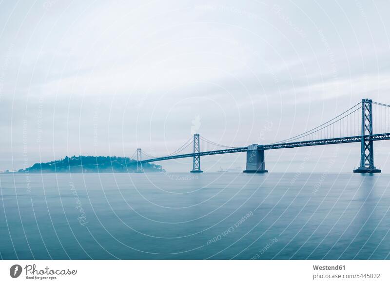 USA, Kalifornien, San Francisco, Oakland Bay Bridge Bucht Buchten Textfreiraum Himmel Reise Travel Niemand Nebel nebelig Hängebrücke Haengebruecke Hängebrücken