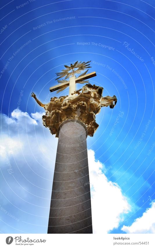 Himmelwärts Denkmal Götter heilig Wolken Bayern Straubing Statue himmlisch Gott himmelwärts kreutz gold Säule prophezeiung blau weisend zeigen