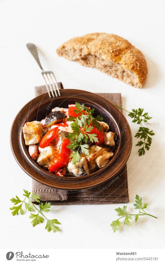 Gebratenes gemischtes Gemüse Food and Drink Lebensmittel Essen und Trinken Nahrungsmittel weißer Hintergrund weisser Hintergrund Türkische Küche