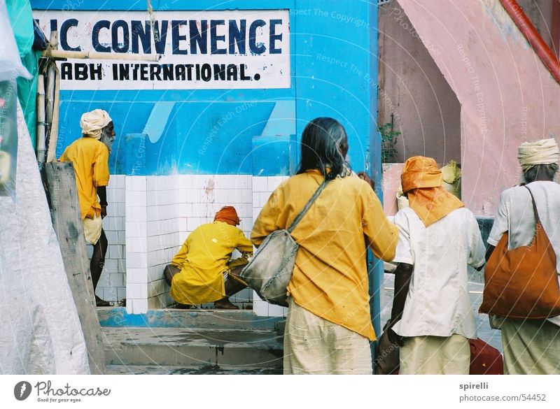 Pinkeln macht Spass urinieren gelb Indien Mann offen international Himmel Geruch dreckig Asien Kultur unhygienisch blau Sauberkeit Toilette toilet pee wee
