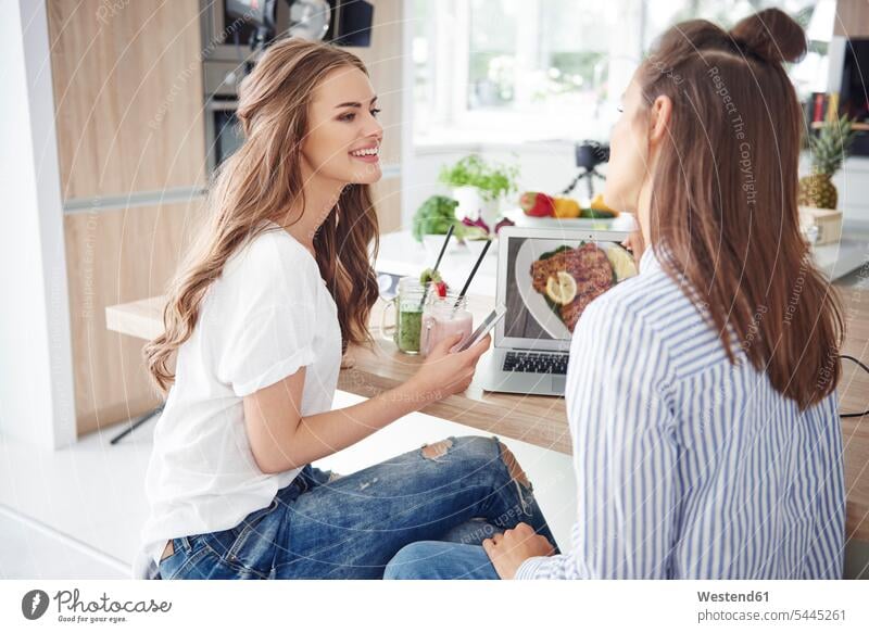 Blogger reden in der Küche Rechner Laptops Notebook Notebooks Küchen Essen Essen und Trinken Food Lebensmittel Nahrungsmittel Getraenk Getraenke Getränke