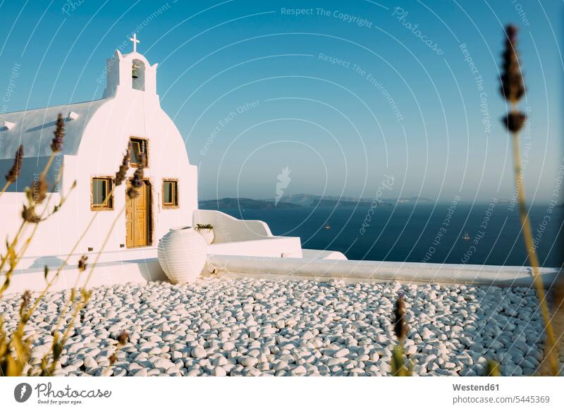 Griechenland, Santorin, Oia, byzantinisch-orthodoxe Kirche über dem Meer Küste Küstenlandschaft Ruhe Beschaulichkeit ruhig Tag am Tag Tageslichtaufnahme