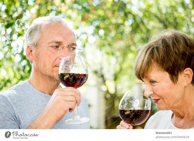 Glückliches Paar Sitzt In Der Küche Trinkt Mit Rotwein Und Genießt Das Abendessen Ein