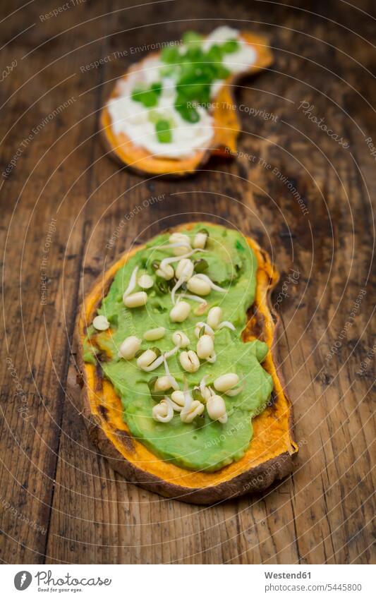 Getoastete Süßkartoffelscheibe, garniert mit Avocadocreme und Sprossen Niemand Sproße aufgeschnitten Scheibe angeschnitten Stück Stücke Scheiben servierfertig