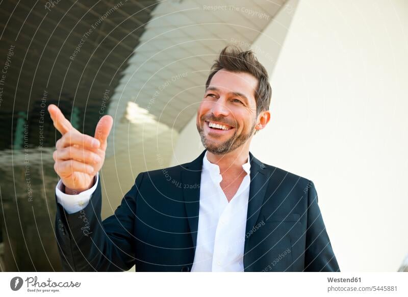 Porträt eines selbstbewussten Geschäftsmannes im Freien, der mit dem Finger zeigt lächeln Businessmann Businessmänner Geschäftsmänner Geschäftsleben