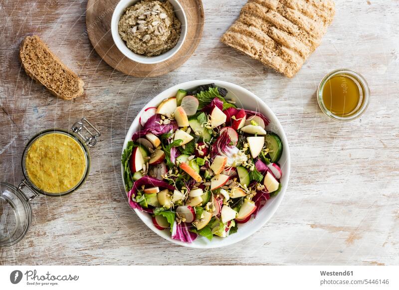 Gemischter Salat, Brot und Dip Food and Drink Lebensmittel Essen und Trinken Nahrungsmittel gemischter Salat Radicchio Radicchiosalat Salate Sprossen Sproße