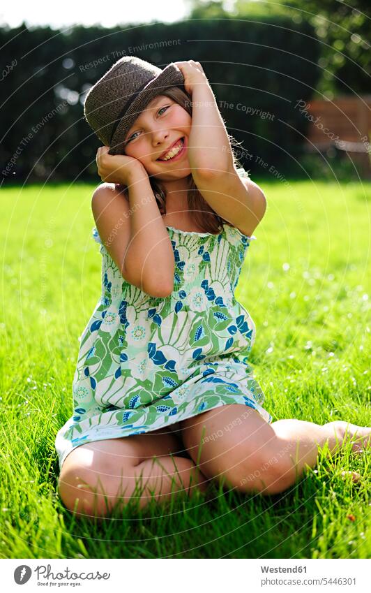 Fröhliches Verspieltes Mädchen Mit Hut Im Garten Sitzend Ein Lizenzfreies Stock Foto Von Photocase