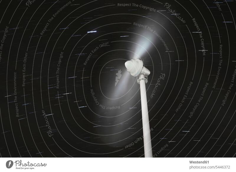 Sich drehendes Windrad mit Sternspuren im Hintergrund Schönheit der Natur Schoenheit der Natur Rotor Rotoren Windturbinen Windräder Faszination