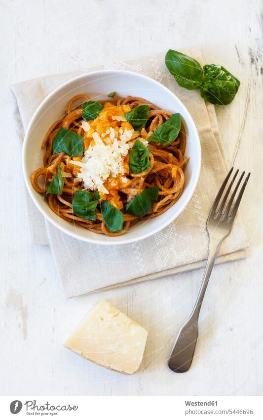 Dinkel-Vollkornspaghetti, Tomatensauce, Parmesan und Basilikum servierfertig angerichtet Italienisches Essen italienisch italienische Küche Dinkelnudeln