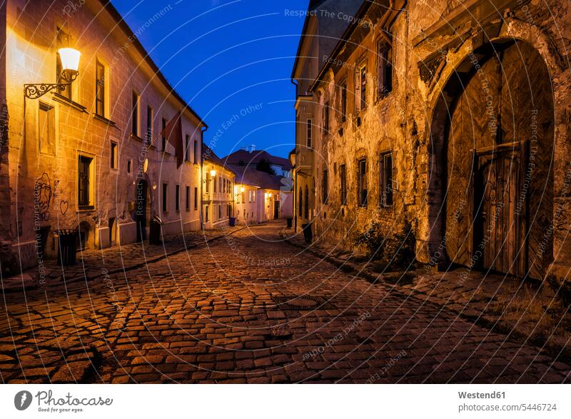 Slowakei, Bratislava, Altstadt bei Nacht, gepflasterte Straße, Altbau mit alter Fassade beleuchtet Beleuchtung Kopfsteinpflaster Außenaufnahme draußen im Freien