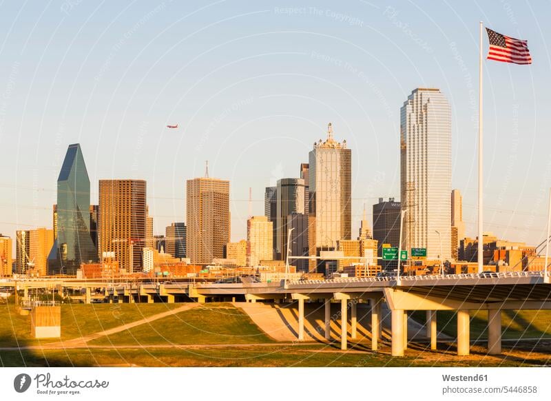 USA, Texas, Skyline von Dallas Stadtlandschaft Stadtansicht Gebäude Flagge Fahnen Flaggen Außenaufnahme draußen im Freien Großstadt Metropolen Grossstadt
