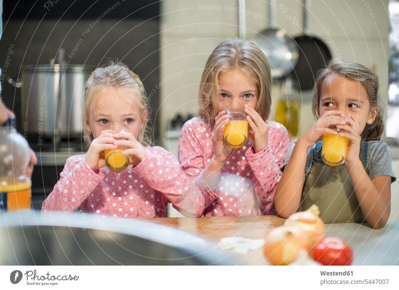 Mädchen trinken Saft in der Küche weiblich Saefte Säfte Küchen Kind Kinder Kids Mensch Menschen Leute People Personen Getränk Getraenk Getränke Getraenke