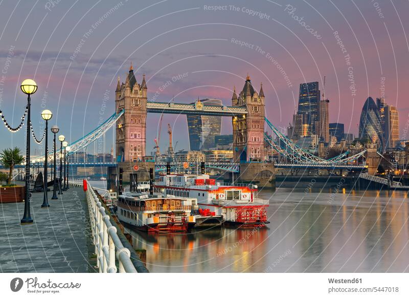 Großbritannien, London, Themse und Tower Bridge in der Abenddämmerung Hauptstadt Hauptstaedte Hauptstädte Gebäude Außenaufnahme draußen im Freien Großstadt
