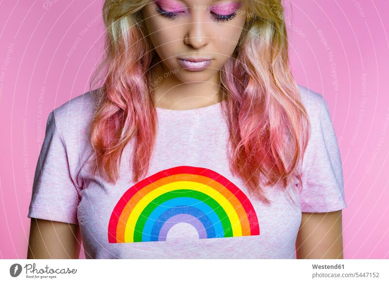 Porträt einer geschminkten jungen Frau mit gefärbten Haaren vor rosa Hintergrund weiblich Frauen Erwachsener erwachsen Mensch Menschen Leute People Personen