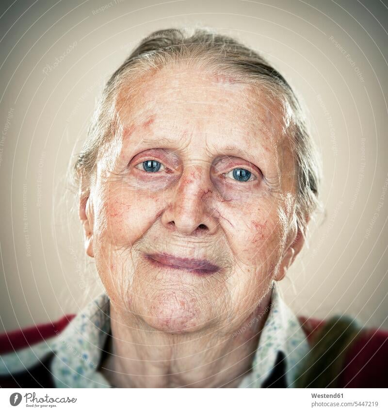 Porträt einer älteren Dame sanft milde sanftmütig Seniorin Seniorinnen alt ungestellt natürlich lächeln Portrait Porträts Portraits alte altes alter Senioren