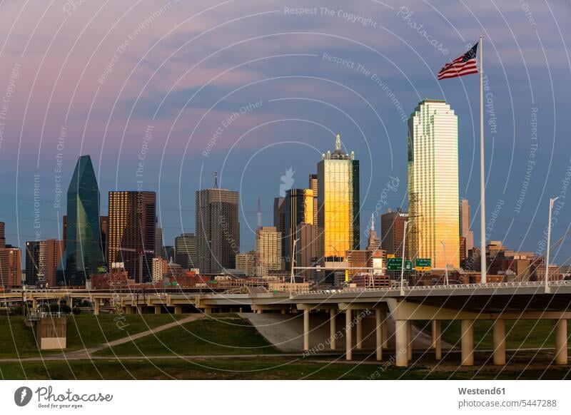 USA, Texas, Skyline von Dallas in der Abenddämmerung Fahne Fahnen stimmungsvoll Stimmung Dämmerung Abendstimmung Abenddaemmerung Brücke Bruecken Brücken bewölkt