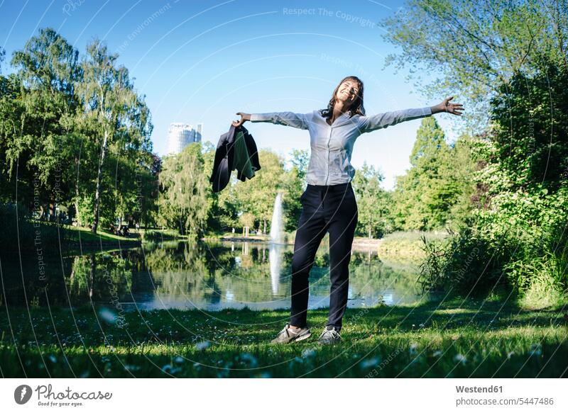 Geschäftsfrau entspannt sich im Park Geschäftsfrauen Businesswomen Businessfrauen Businesswoman Unbeschwert Sorglos genießen geniessen Genuss Spaziergang Teich