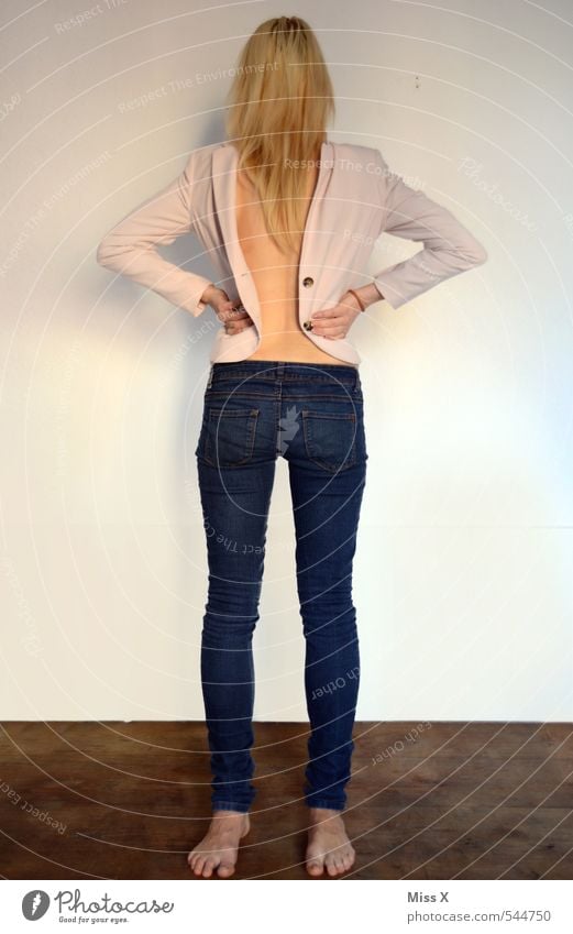Saahllehcs Acsecnarf Körper Mensch feminin Junge Frau Jugendliche Rücken 1 18-30 Jahre Erwachsene Bekleidung Jeanshose Jacke blond außergewöhnlich gruselig