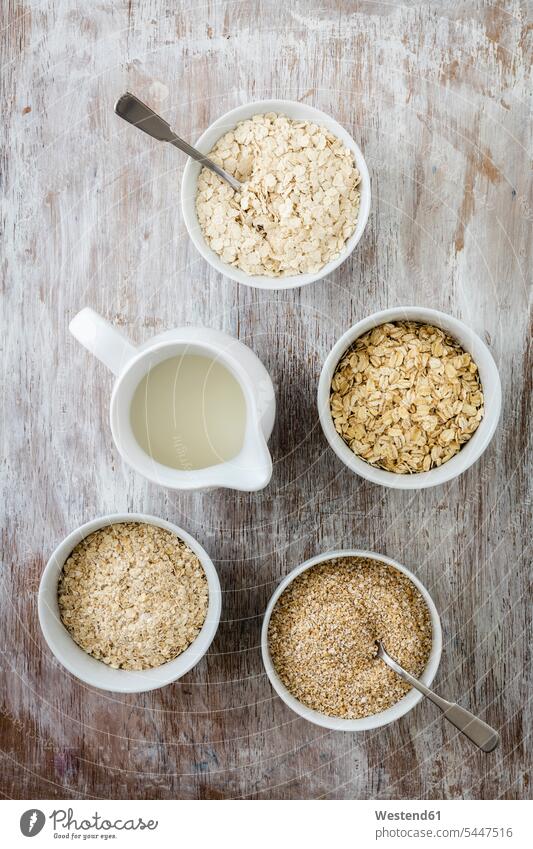 Variation von Haferflocken und Milch in einer kleinen Dose Food and Drink Lebensmittel Essen und Trinken Nahrungsmittel Löffel Loeffel Avena sativa