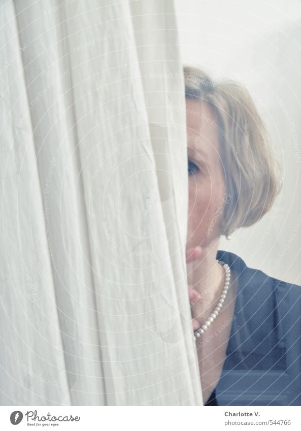 Spionin Mensch feminin Frau Erwachsene 1 45-60 Jahre Fenster Vorhang Fensterscheibe Perlenkette Stoff Glas beobachten entdecken Blick bedrohlich kalt Neugier