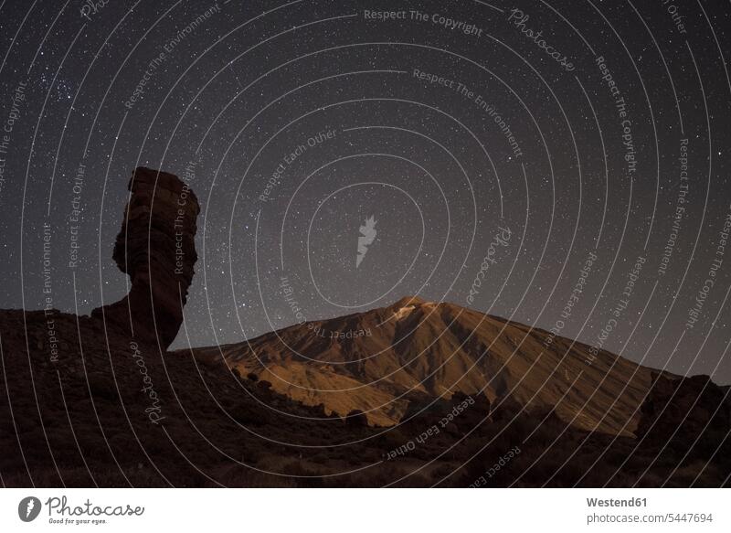 Spanien, Teneriffa, Nachtaufnahme mit Sternen über dem Teide-Vulkan Felsformation Felsengruppe Gesteinsformation Dunkelheit Berg Berge Pico del Teide