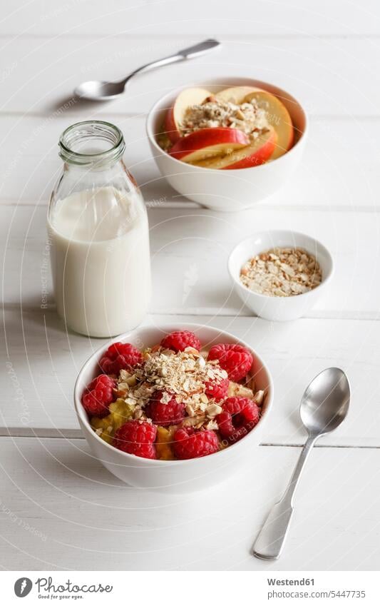 Schüssel Haferbrei mit Himbeeren und Schüssel Haferbrei mit Äpfeln Food and Drink Lebensmittel Essen und Trinken Nahrungsmittel Haferflocken Gesunde Ernährung