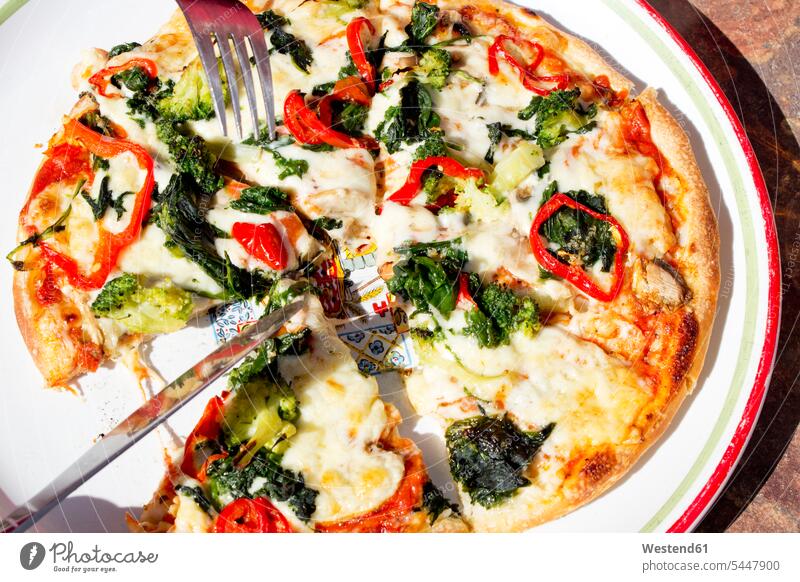 Vegetarische Pizza auf Teller Food and Drink Lebensmittel Essen und Trinken Nahrungsmittel servierfertig angerichtet belegt belegte belegtes Tomate