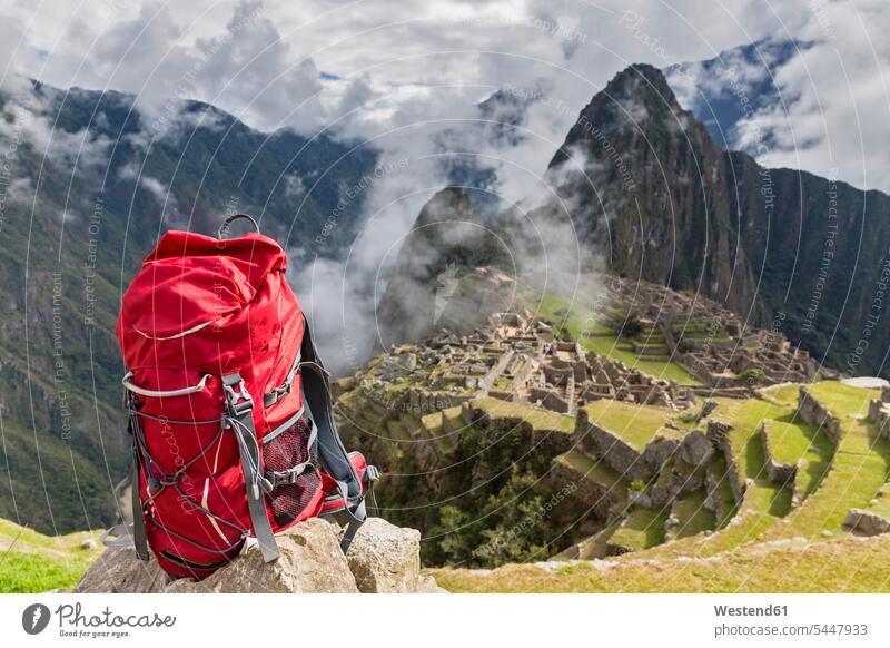 Peru, Anden, Urubamba-Tal, roter Rucksack bei Machu Picchu mit Berg Huayna Picchu Fels Felsen Aktivität Aktivitaet aktiv Freiheit frei erkunden Erforschung