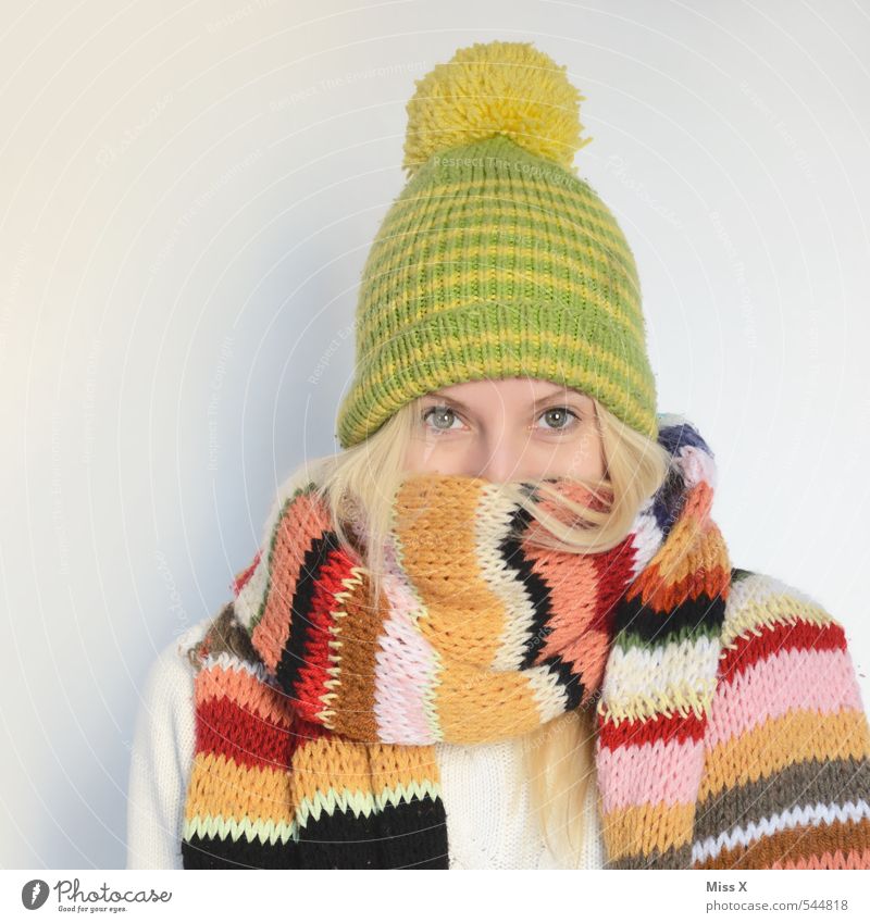 Eingekuschelt Krankheit stricken Mensch feminin Junge Frau Jugendliche 1 18-30 Jahre Erwachsene Winter Bekleidung Stoff Schal Mütze kalt kuschlig Wärme