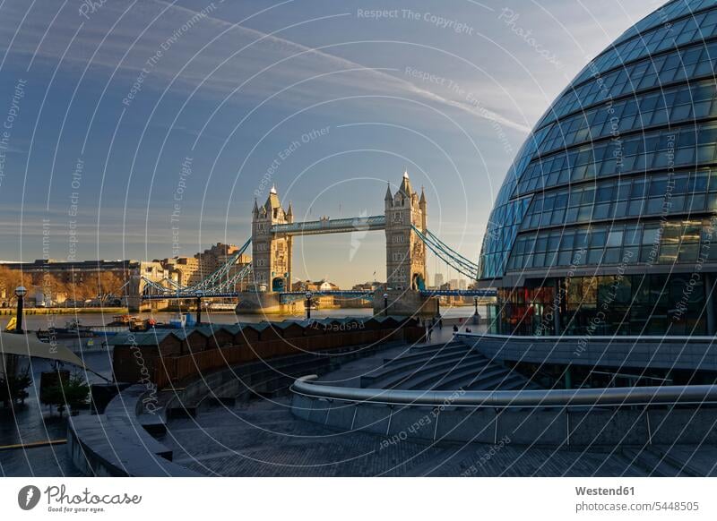Großbritannien, London, Rathaus und Tower Bridge Hauptstadt Hauptstaedte Hauptstädte Kuppel Kuppeln City Hall Fluss Fluesse Fluß Flüsse Architektur Baukunst