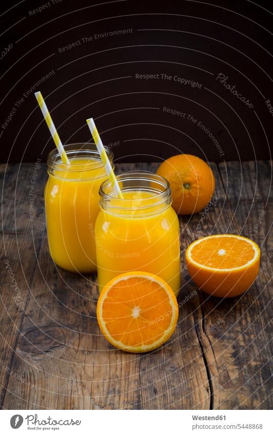 Frisch gepresster Orangensaft in Gläsern mit Strohhalmen Food and Drink Lebensmittel Essen und Trinken Nahrungsmittel frisch gepresst aufgeschnitten Trinkhalm